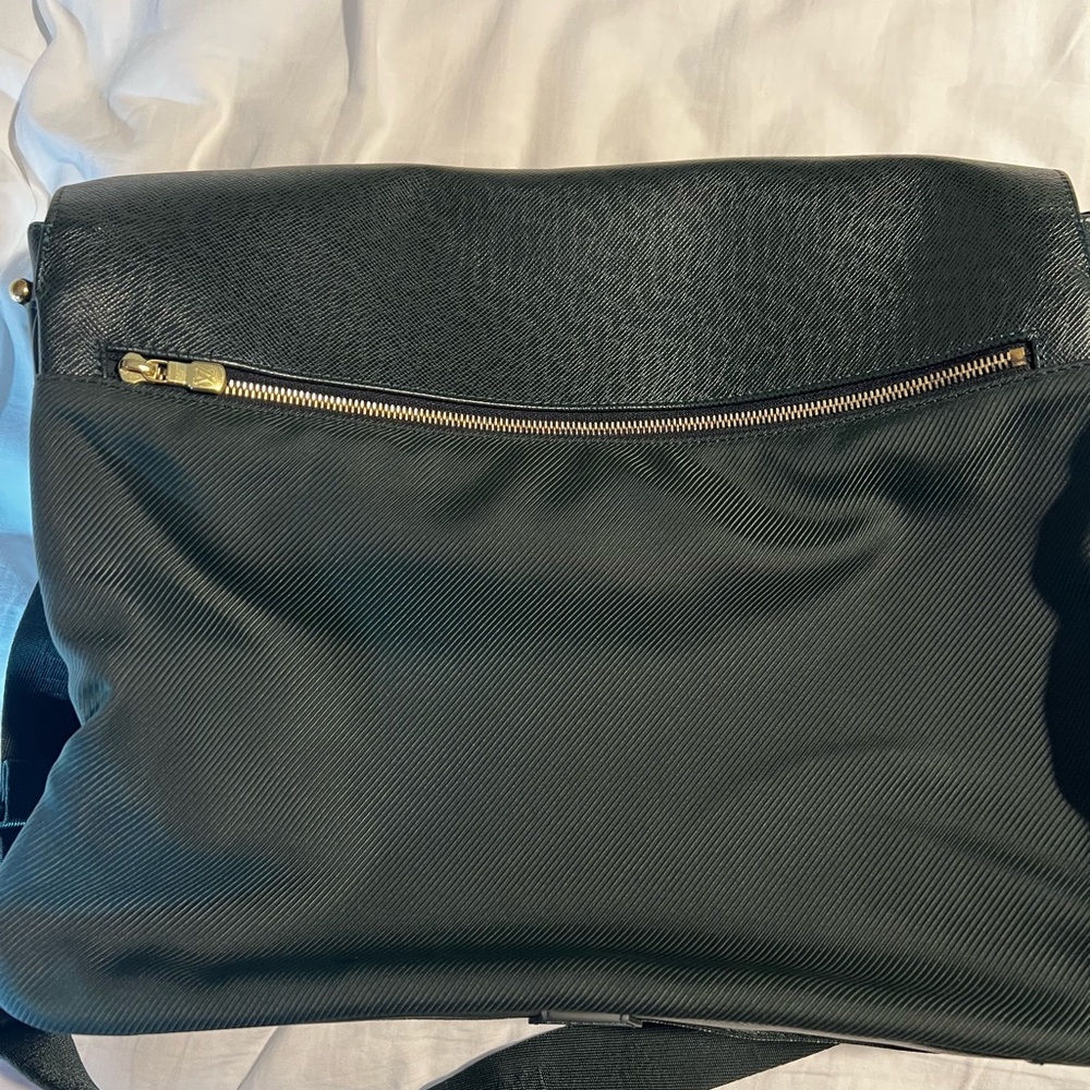 Louis Vuitton Taiga messenger green crossbody 17”x4.7.”x 12.4”